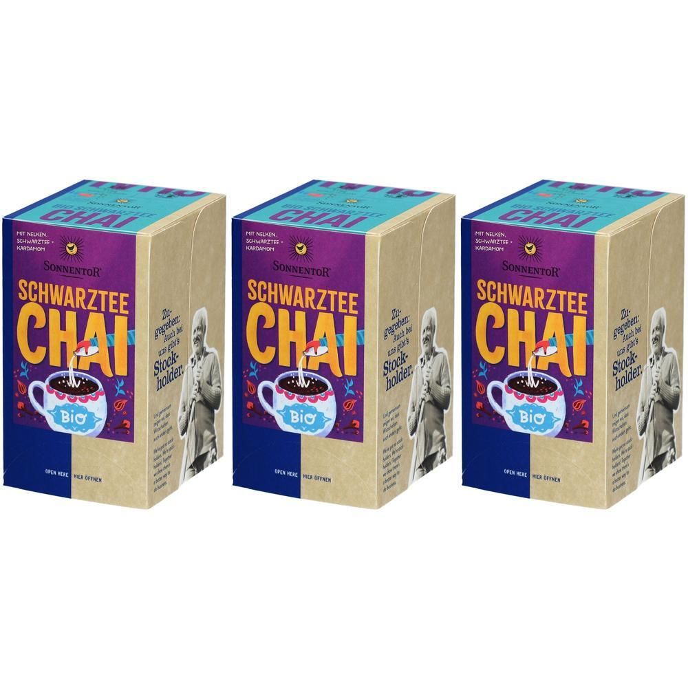 Drei Kartons Schwarztee Chai. Aufdruck: SonnentoR, Schwarztee Chai, Bio-Siegel, Abbildung einer Tasse. Beige, lila, blau und weiß.