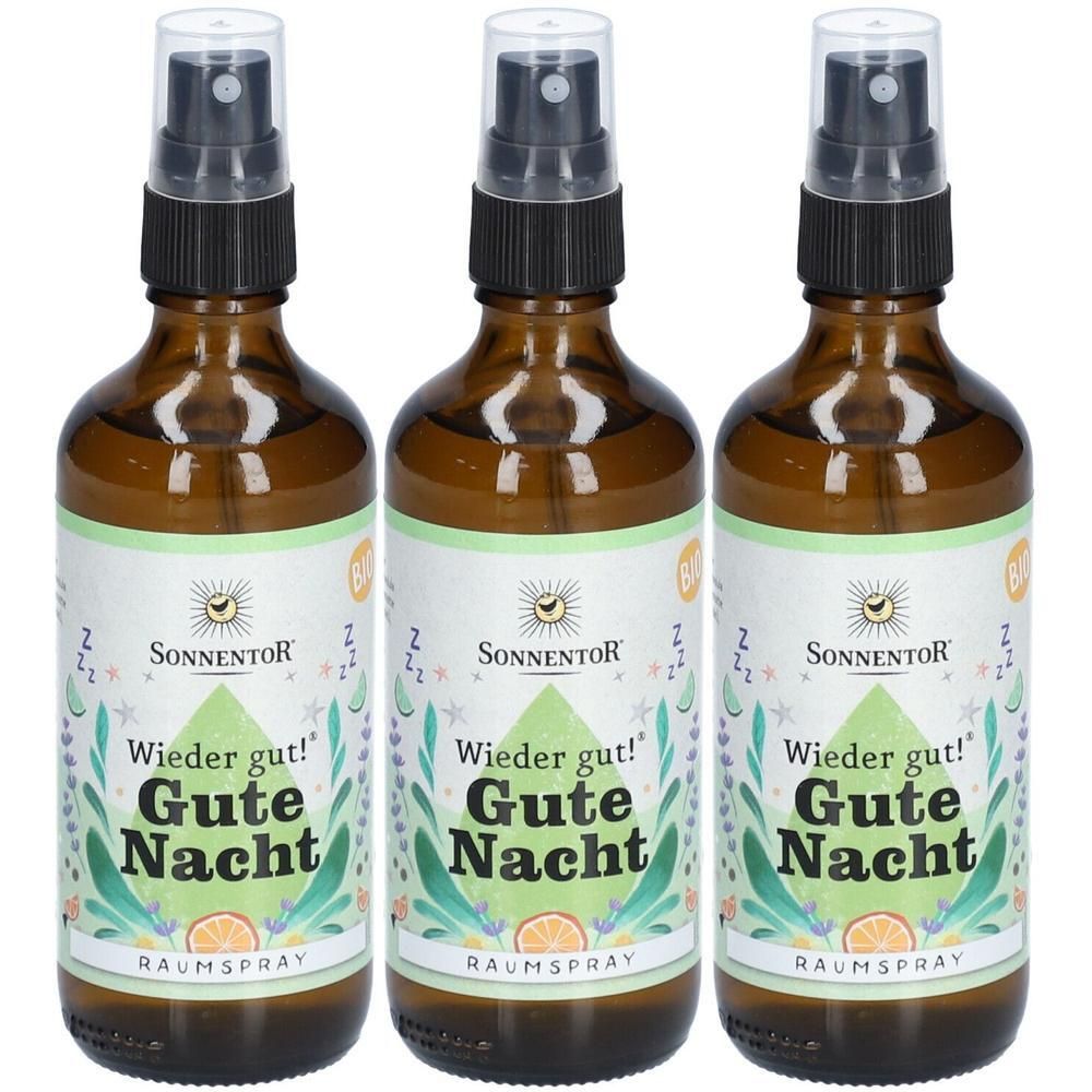 Drei braune Glasflaschen mit Sprühaufsatz. Auf den Etiketten steht "SONNENTOR Wieder gut! Gute Nacht Raumspray".