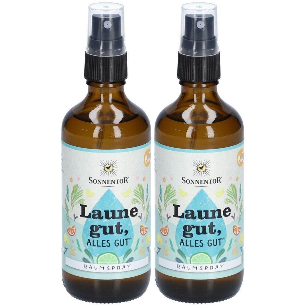 Zwei braune Glasflaschen mit Sprühkopf. Auf den Etiketten steht "Laune gut, alles gut" und "Raumspray". Marke: Sonnentor.