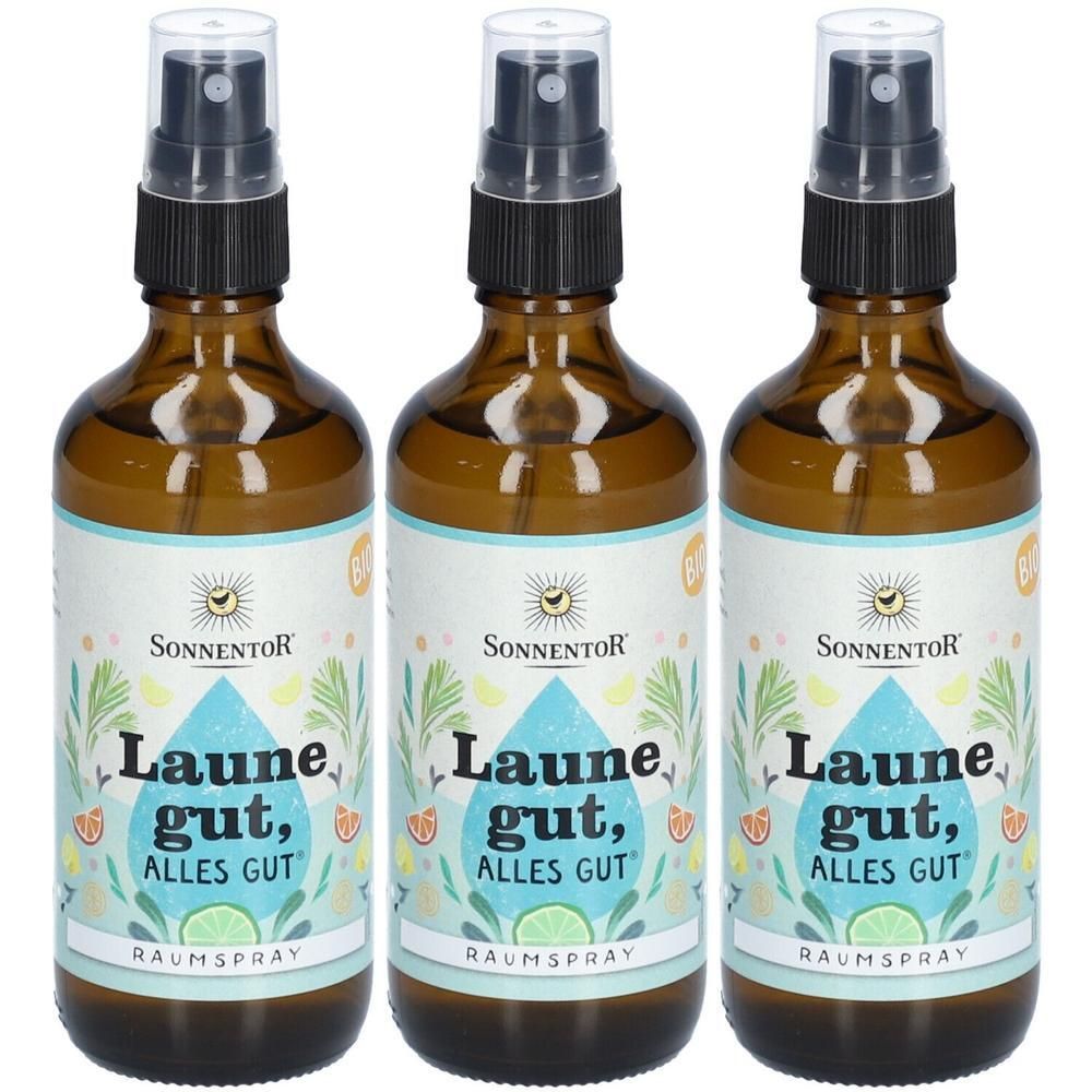 Drei braune Glasflaschen mit Sprühaufsatz. Auf den Etiketten steht "Laune gut, alles gut" und "Raumspray". Marke: SonnentoR.