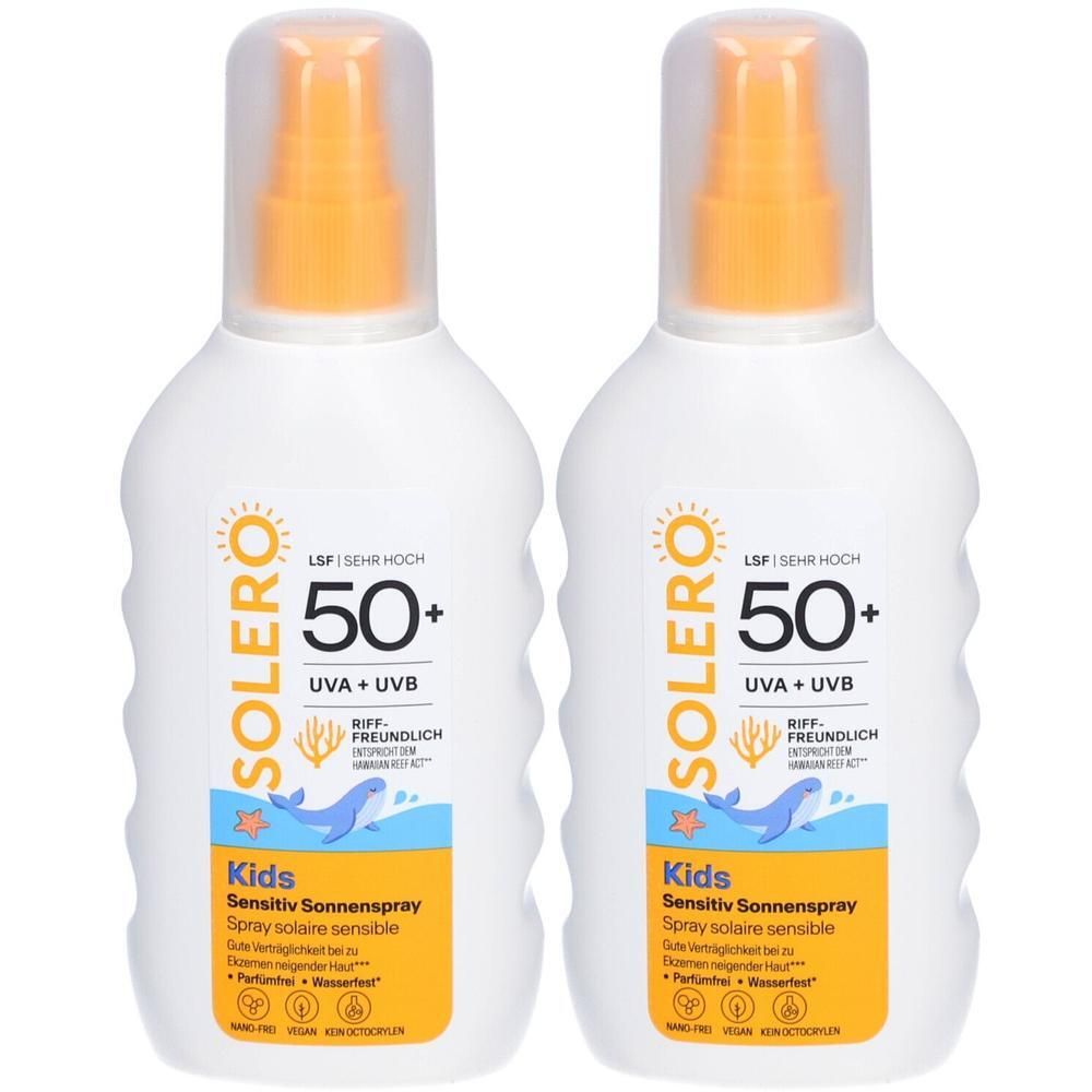 Zwei weiße Flaschen Solero Kids Sonnenspray LSF 50+. Orangefarbener Sprühkopf. Text: UVA+UVB, riff-freundlich, Kids Sensitiv Sonnenspray.