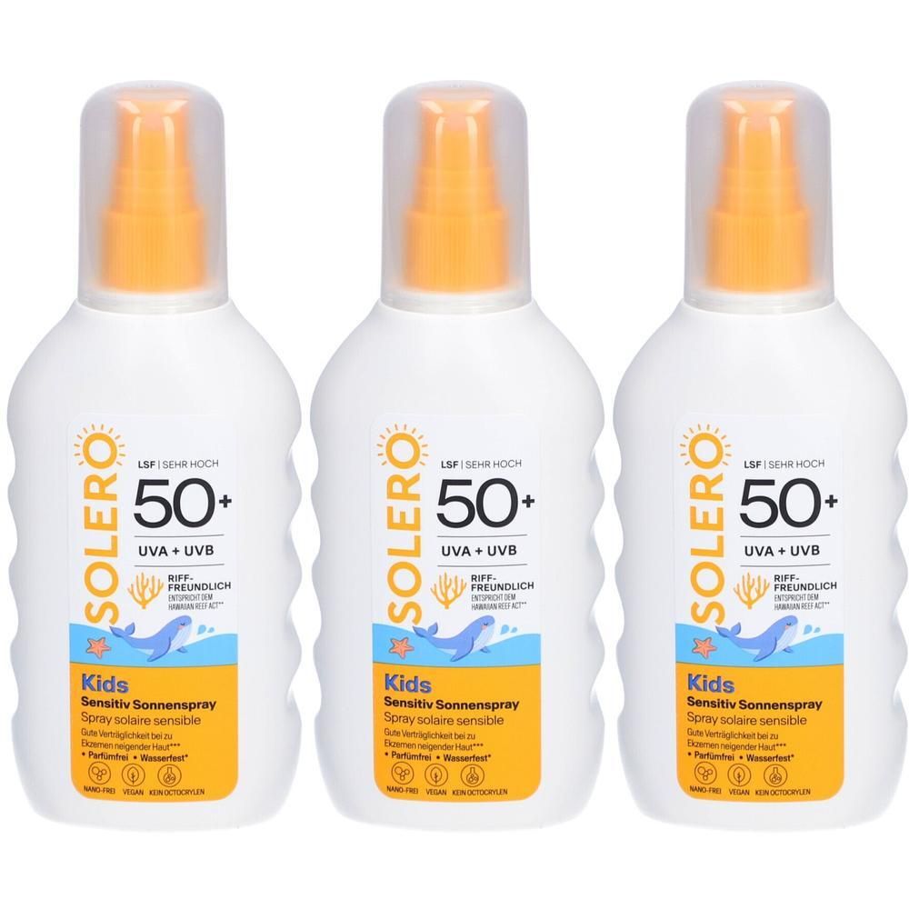 Drei weiße Flaschen mit orangefarbenen Sprühköpfen. Auf jeder Flasche steht "SOLERO 50+" und "Kids Sensitiv Sonnenspray".