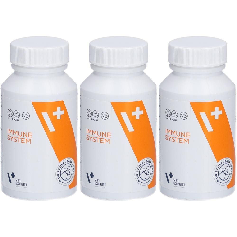 Drei weiße Flaschen mit weißen Deckeln. Auf jeder Flasche befindet sich ein orangefarbener Streifen mit Text und einem weißen Kreuz. Aufschrift: Immune System.