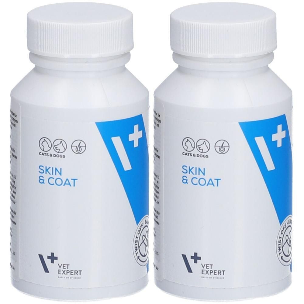Zwei weiße Flaschen mit blauen Etiketten. Aufschrift: Skin & Coat, Vet Expert. Für Hunde und Katzen.
