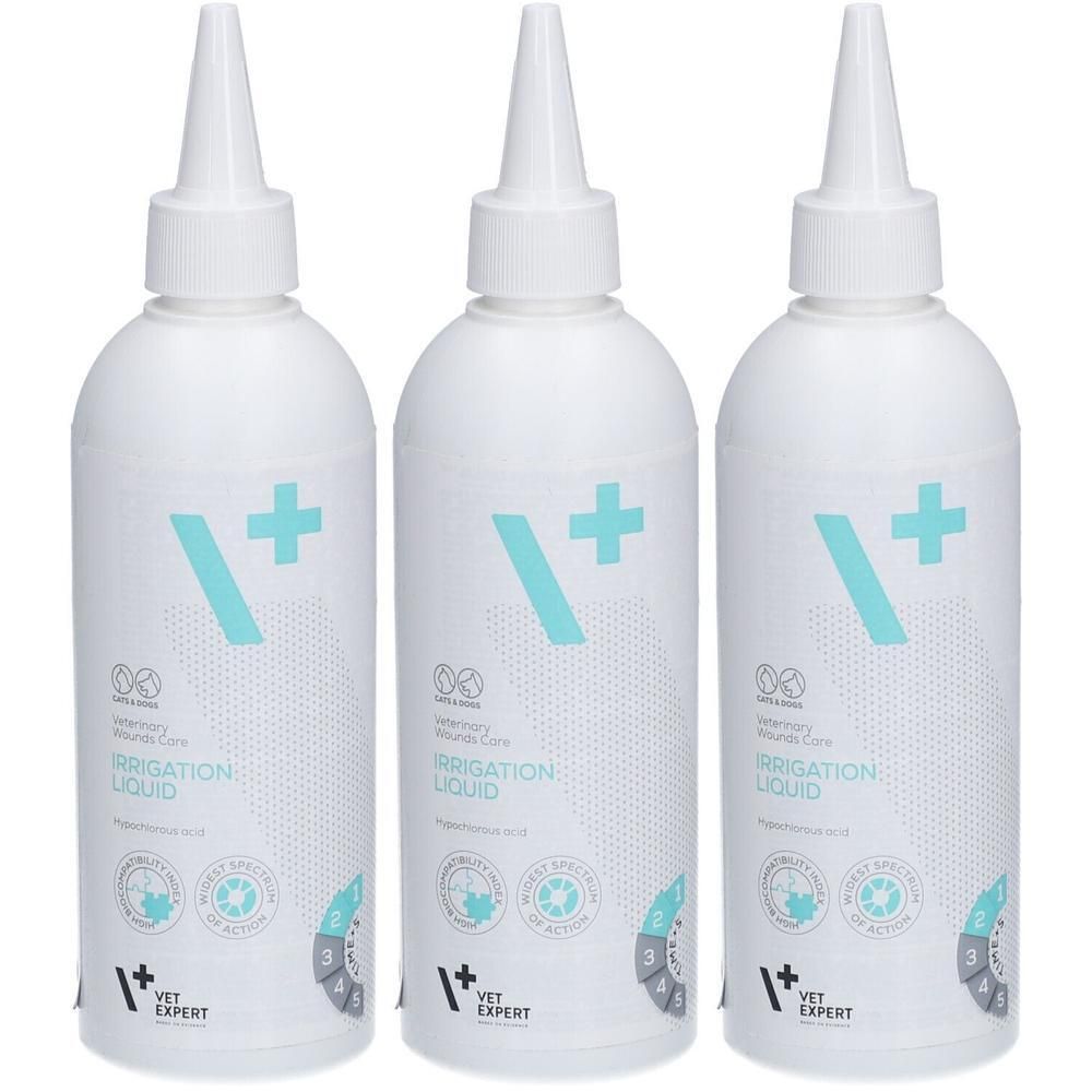 Drei weiße Flaschen mit spitzem Ausgießer. Auf jeder Flasche befindet sich ein türkisfarbenes Kreuz-Design und die Aufschrift "Irrigation Liquid".