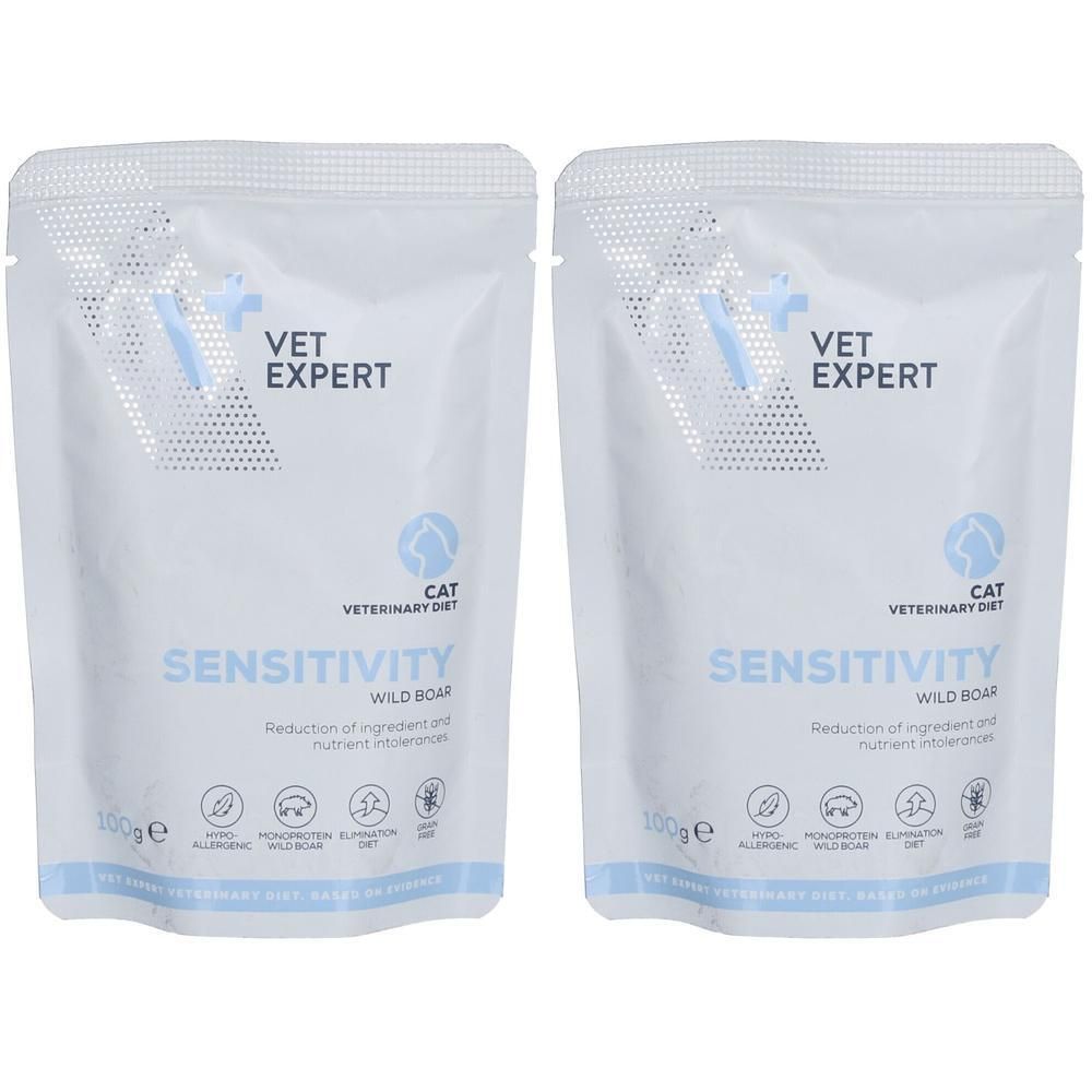Zwei Beutel VET EXPERT Sensitivity Wildschwein. Weiße Beutel mit blauer Schrift. Text: CAT, VETERINARY DIET, SENSITIVITY, WILD BOAR.