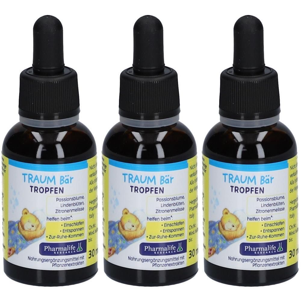 Drei braune Tropfenflaschen mit schwarzem Verschluss und Pipette. Auf den Etiketten steht "Traum Bär Tropfen".