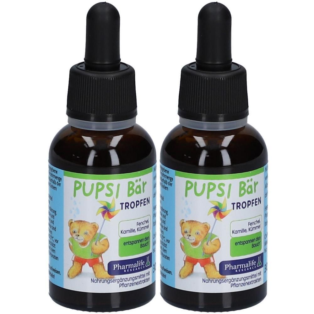 Zwei braune Glasflaschen mit schwarzen Tropfaufsätzen. Auf den Etiketten steht "Pupsi Bär Tropfen" mit einem Teddybär-Motiv.
