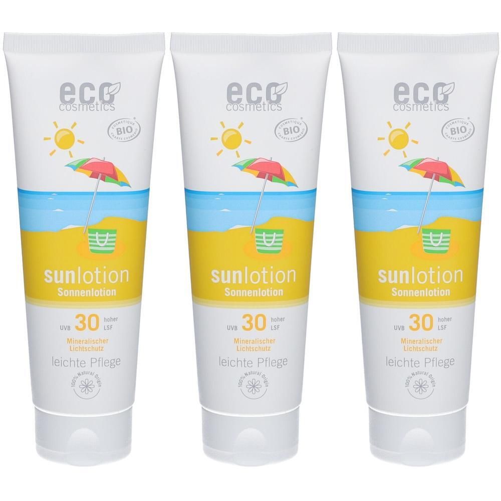 Drei Tuben Sonnenlotion mit Strandmotiv. Aufschrift: eco cosmetics, sunlotion, LSF 30. Mit Bio-Siegel.