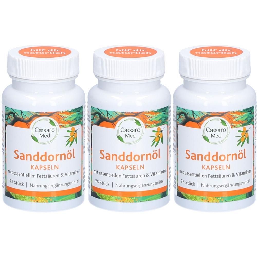 Drei weiße Flaschen mit orangefarbenen Deckeln. Auf jeder Flasche steht „Cæsaro Med Sanddornöl Kapseln“ und weitere Informationen.