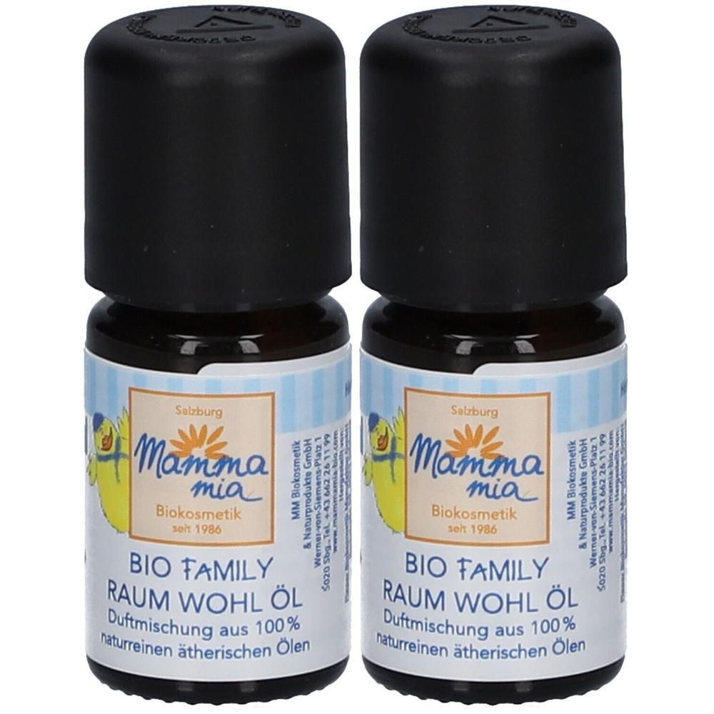 Zwei kleine Glasflaschen mit schwarzem Deckel. Auf den Etiketten steht "Mamma mia" und "BIO FAMILY RAUM WOHL ÖL".