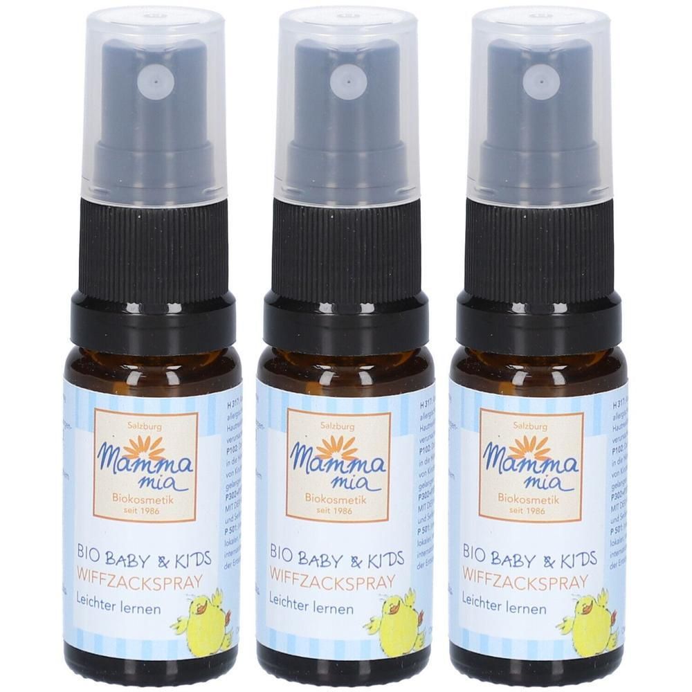 Drei Sprühflaschen mit schwarzem Deckel und braunem Glas. Auf den Etiketten steht "Mamma Mia Bio Baby & Kids Wiffzackspray".