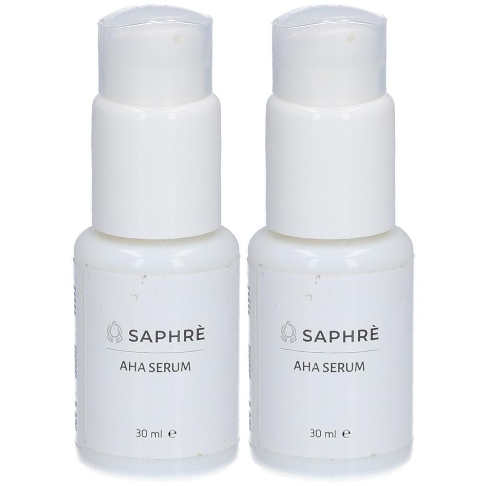 Zwei weiße Flaschen Saphre® AHA Serum. Jede Flasche hat einen Pumpkopf und enthält 30 ml. Aufschrift: Saphre®, AHA Serum.