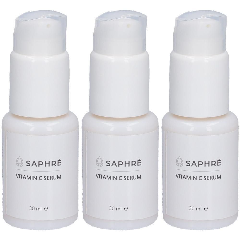 Drei weiße Flaschen mit Pumpverschluss. Auf jeder Flasche steht "SAPHRÈ Vitamin C Serum" und "30 ml e".