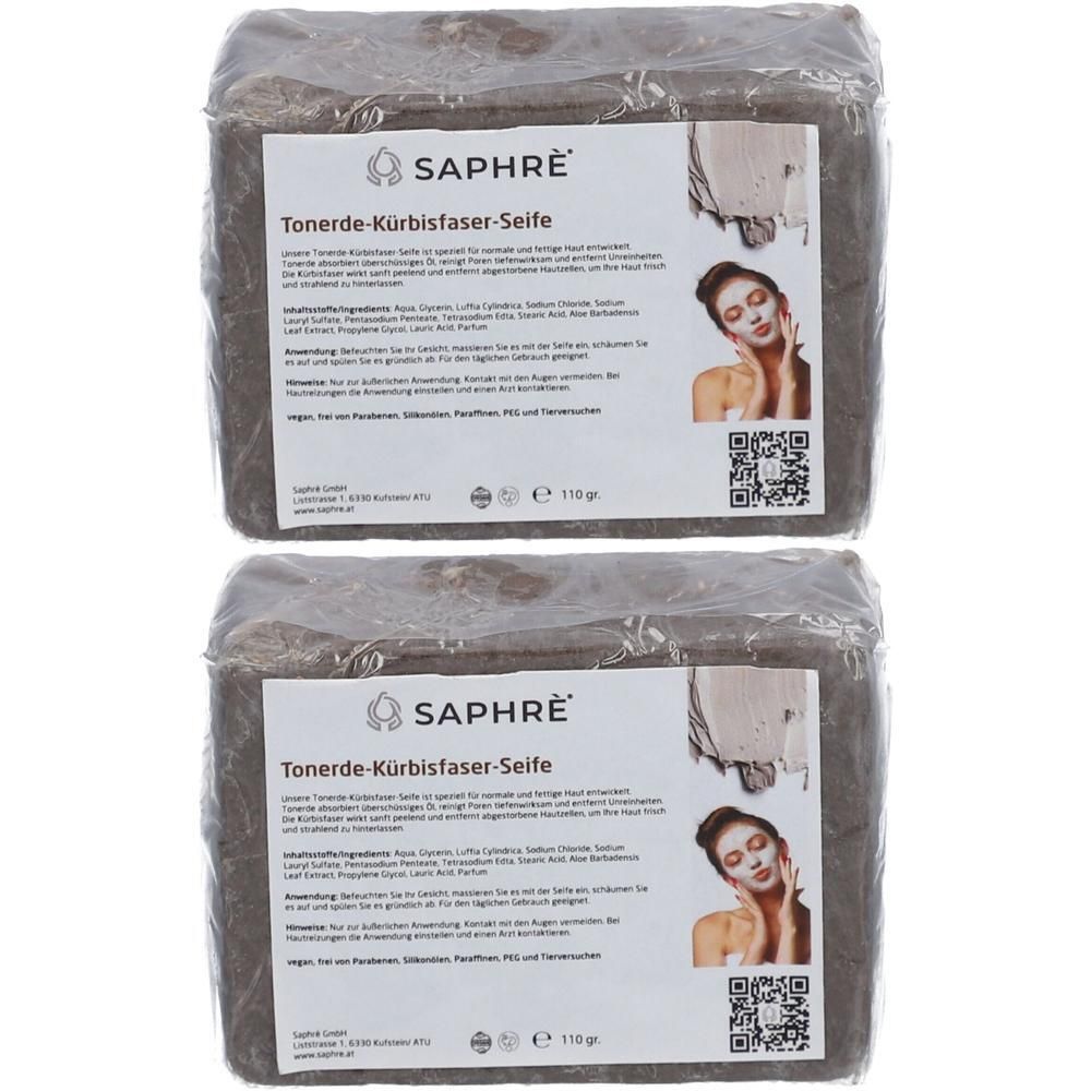 Zwei verpackte Seifenstücke mit Tonerde-Kürbisfaser-Seife Etikett, jeweils 110g.