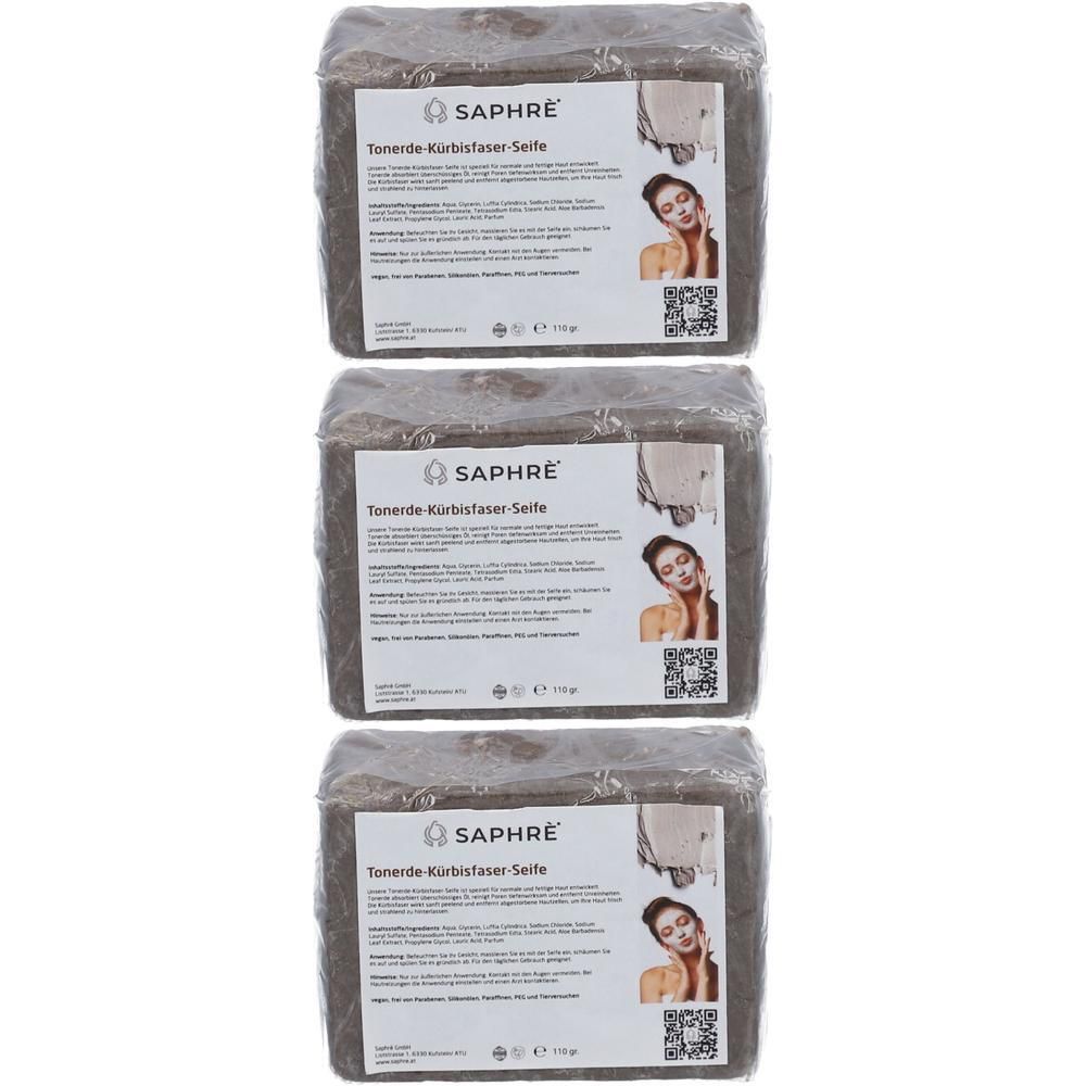 Drei verpackte Saphre® Tonerde-Kürbisfaser-Seifen. Jede Seife ist rechteckig und hat ein Etikett mit Produktinformationen und einem Bild einer Frau.
