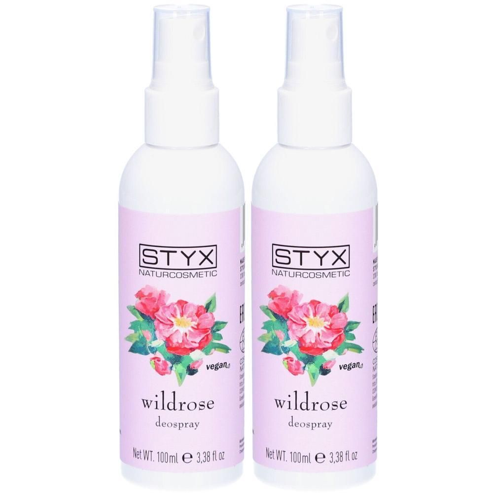 Zwei STYX Wildrose Deospray Flaschen mit Pumpsprühkopf. Rosa Etikett mit Blumenmotiv und vegan-Siegel.