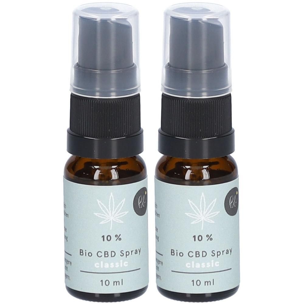 Zwei Sprühflaschen mit braunen Glasbehältern und schwarzen Pumpen. Auf den Etiketten steht "10 % Bio CBD Spray classic".