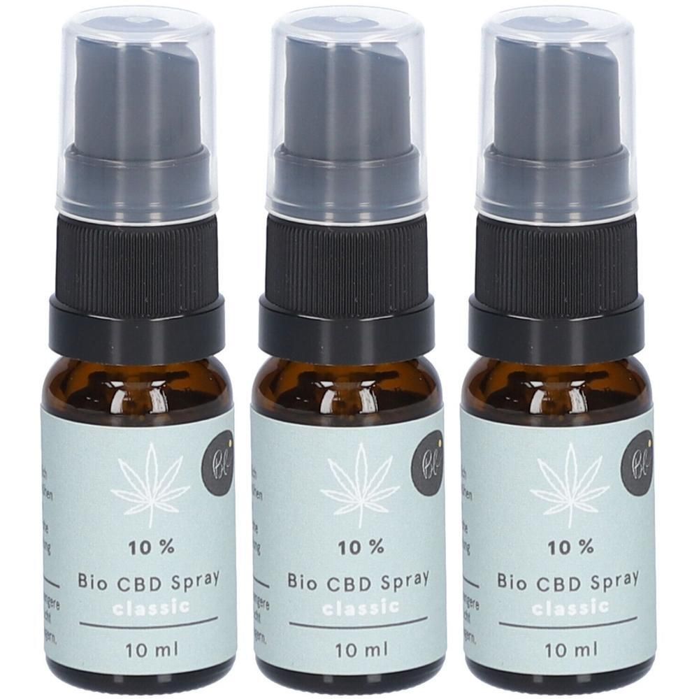Drei Sprühflaschen mit braunen Glasflaschen, schwarzen Pumpköpfen und transparenten Kappen. Auf den Etiketten steht "10 % Bio CBD Spray classic".