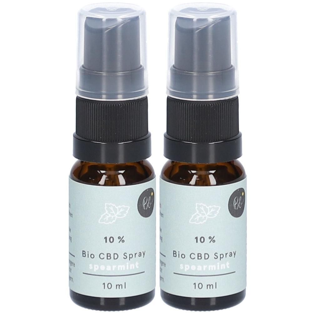 Zwei Sprühflaschen mit schwarzem Verschluss und durchsichtiger Kappe. Aufschrift: 10% Bio CBD Spray Spearmint, 10 ml.