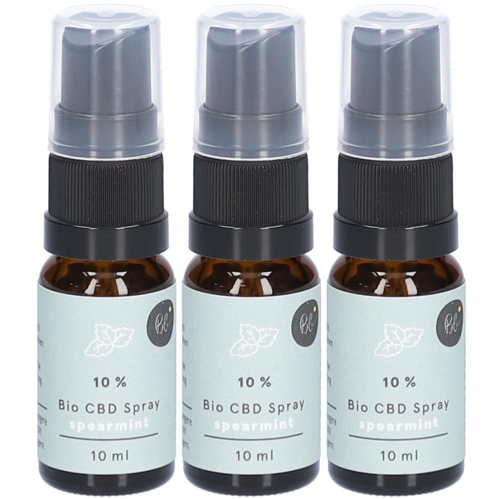 Drei Sprühflaschen mit braunen Glasbehältern. Auf den Etiketten steht "10% Bio CBD Spray Spearmint" und "10 ml". Klare Kappen.