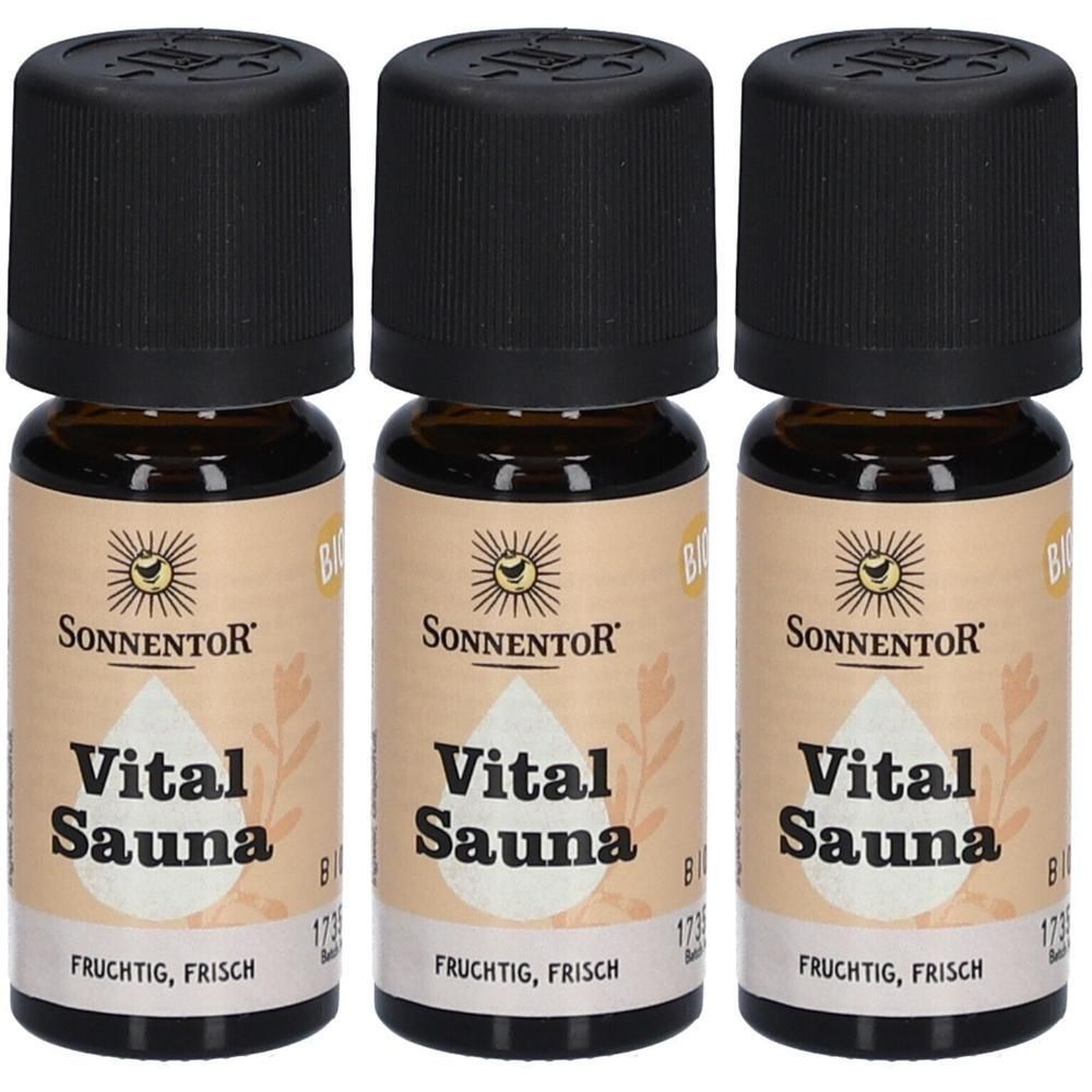 Drei kleine braune Glasflaschen mit schwarzen Schraubverschlüssen. Etiketten zeigen "SonnenTor Vital Sauna" und "Fruchtig, Frisch".
