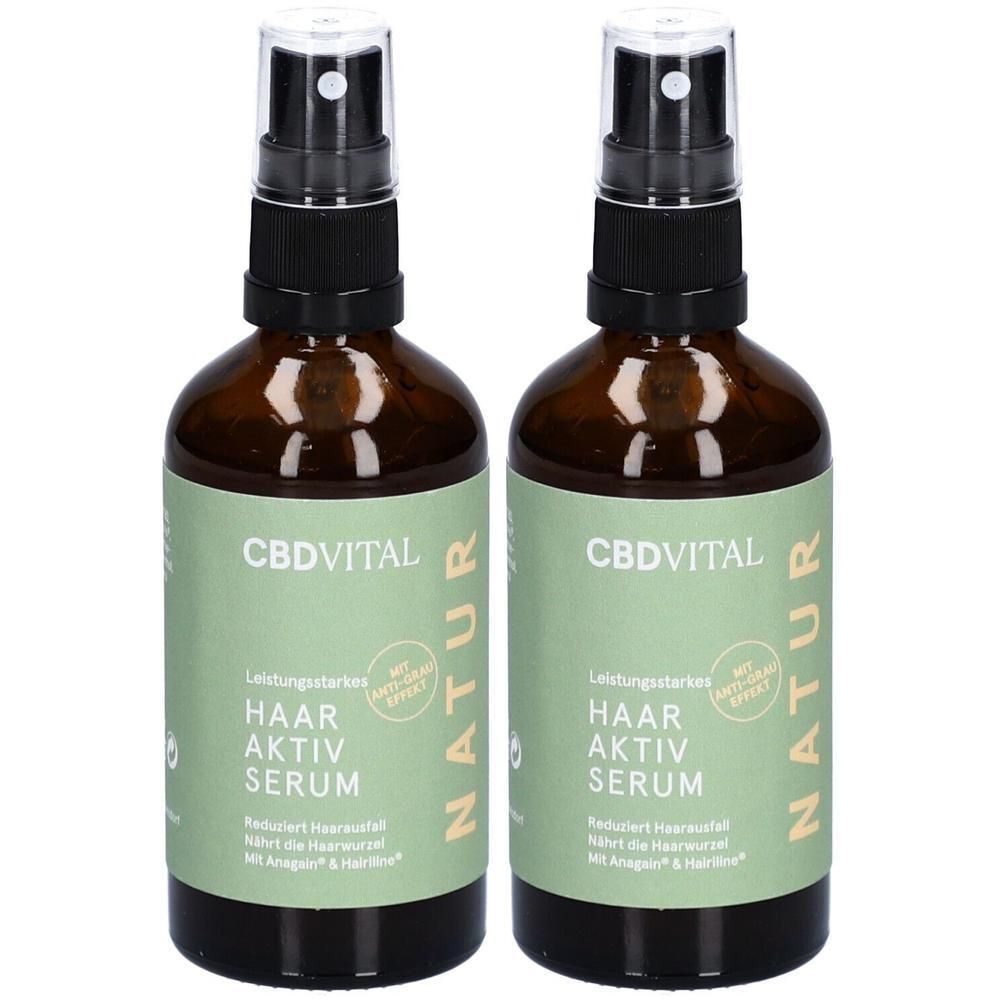 Zwei braune Glasflaschen mit schwarzem Sprühkopf. Auf den Etiketten steht CBDVITAL Haar Aktiv Serum. Grün-weiße Aufmachung.