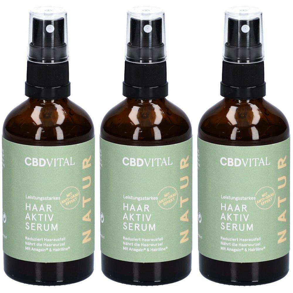 Drei braune Glasflaschen mit Sprühaufsatz. Auf den Etiketten steht CBDVITAL HAAR AKTIV SERUM. Grün-weiße Etiketten mit Schriftzug NATUR.