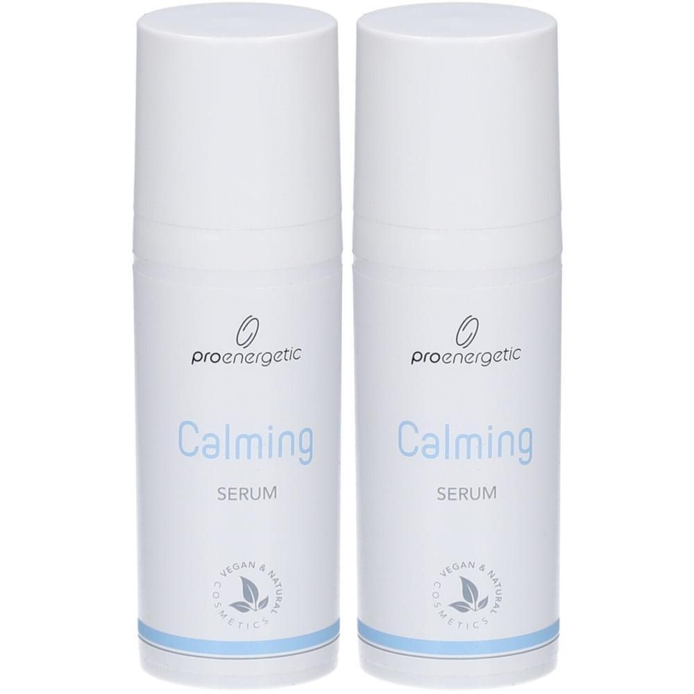 Zwei weiße Flaschen mit "proenergetic Calming Serum"-Aufdruck. Vegan & Natural Cosmetics Logo.
