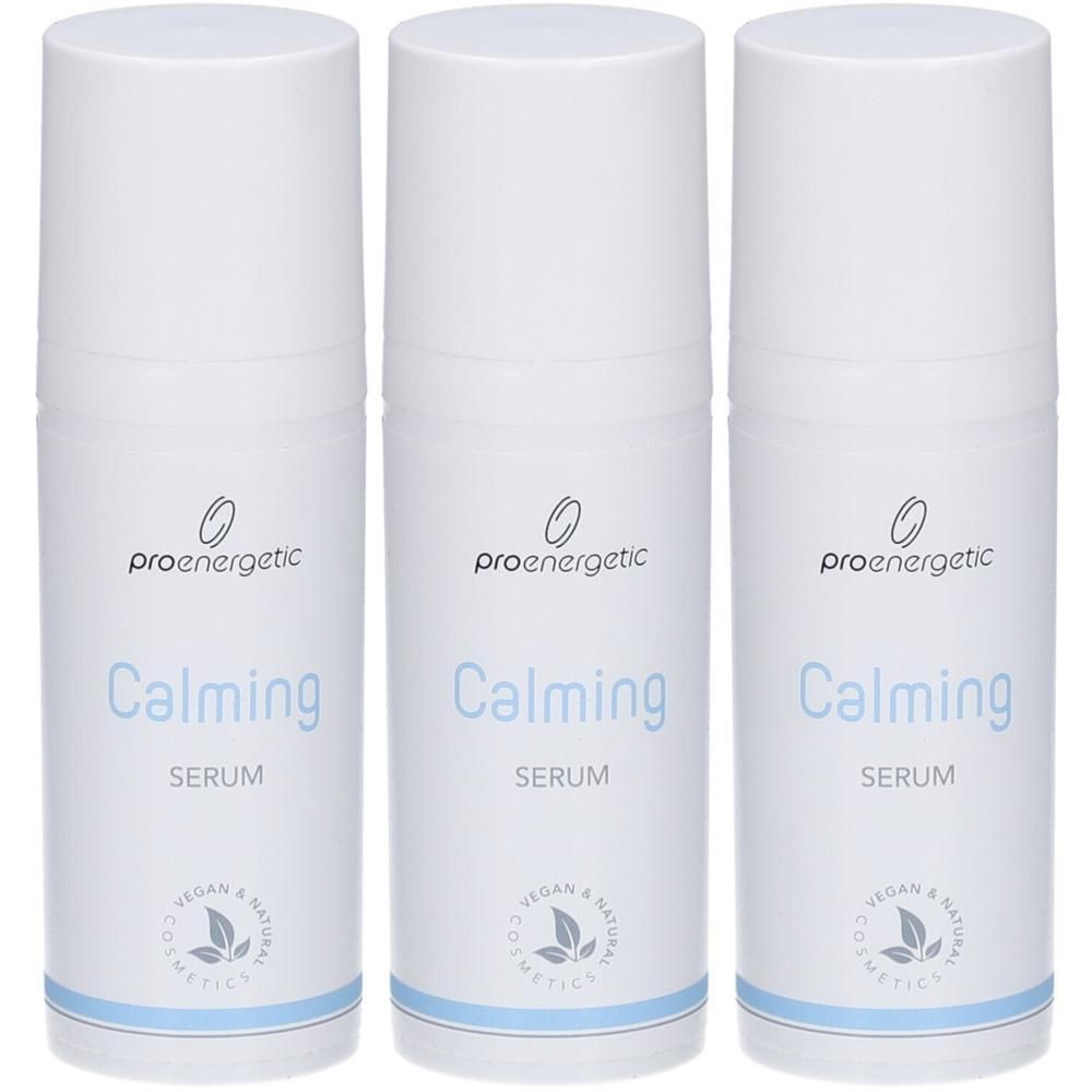 Drei weiße Flaschen mit Deckel. Auf jeder Flasche steht "proenergetic Calming SERUM". Vegan & Natural Cosmetics.