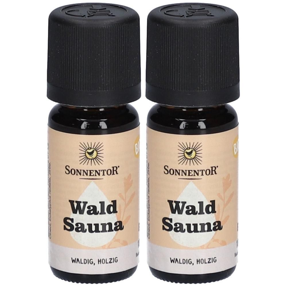Zwei Fläschchen Sonnentor Wald Sauna ätherisches Öl bio. Mit schwarzem Schraubverschluss und hellem Etikett.
