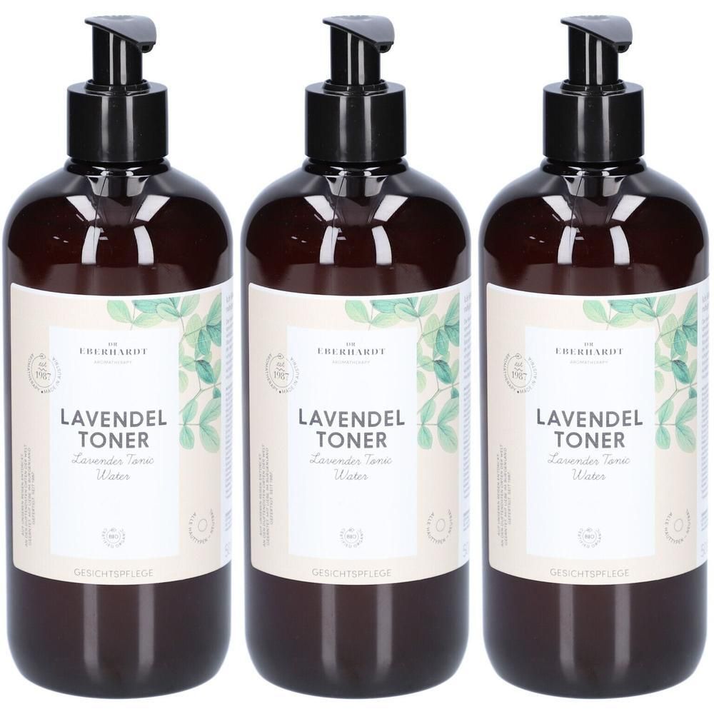Drei Flaschen Lavendel Toner mit Pumpspendern. Etiketten zeigen Pflanzenmotive und Produktinformationen.
