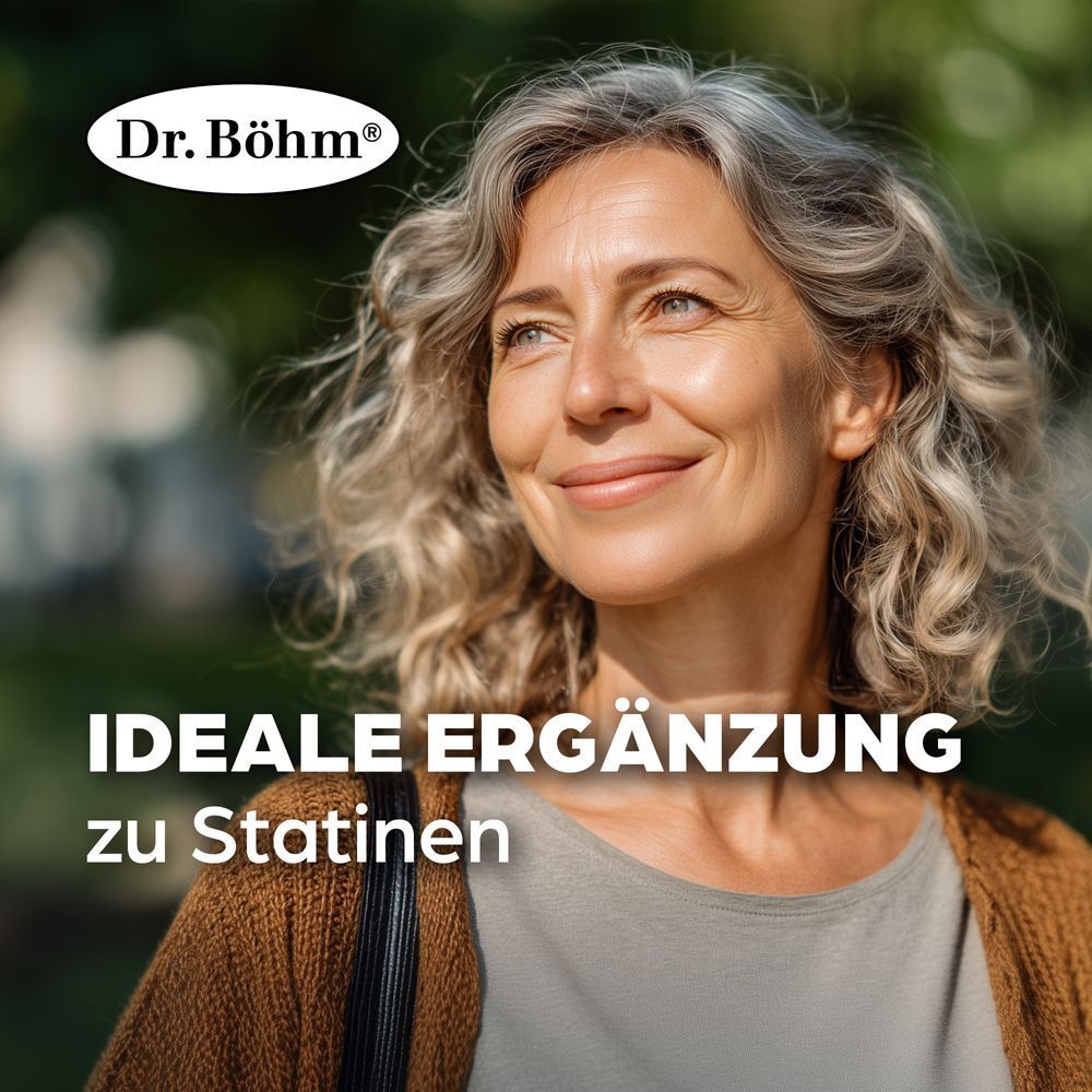 Lächelnde Frau mittleren Alters im Freien, mit Text „IDEALE ERGÄNZUNG zu Statinen“.
