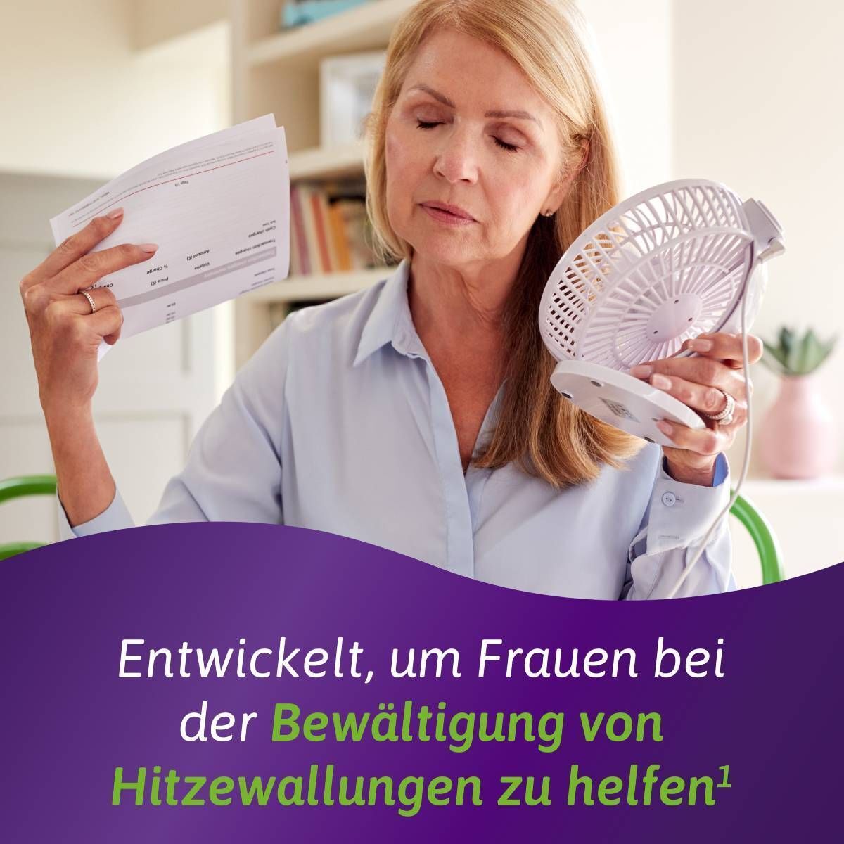 Frau mit Ventilator und Dokumenten. Zur Linderung von Hitzewallungen.