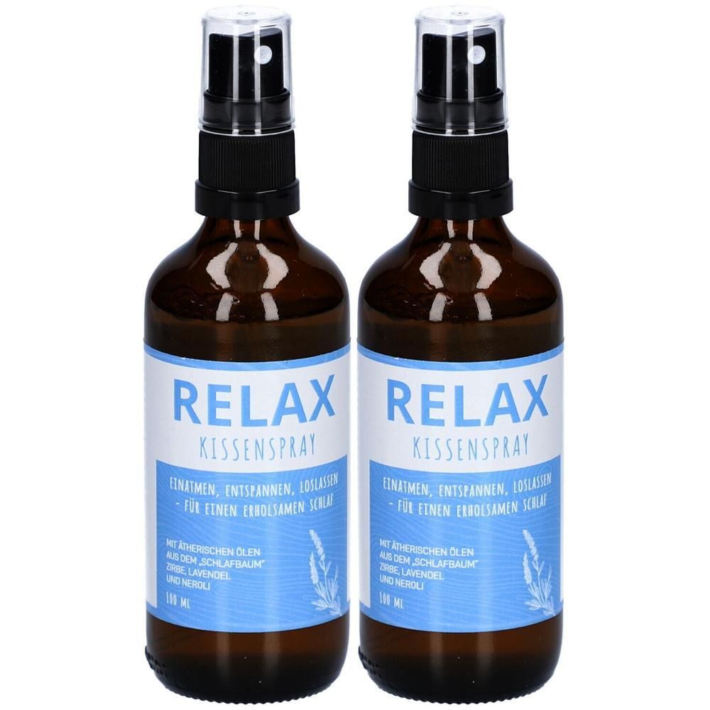 Zwei braune Sprühflaschen mit blauem Etikett, "RELAX KISSENSPRAY" beschriftet.