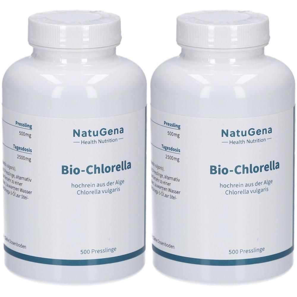 Zwei weiße Behälter mit NatuGena Bio-Chlorella Presslingen. Jede Flasche enthält 500 Presslinge.