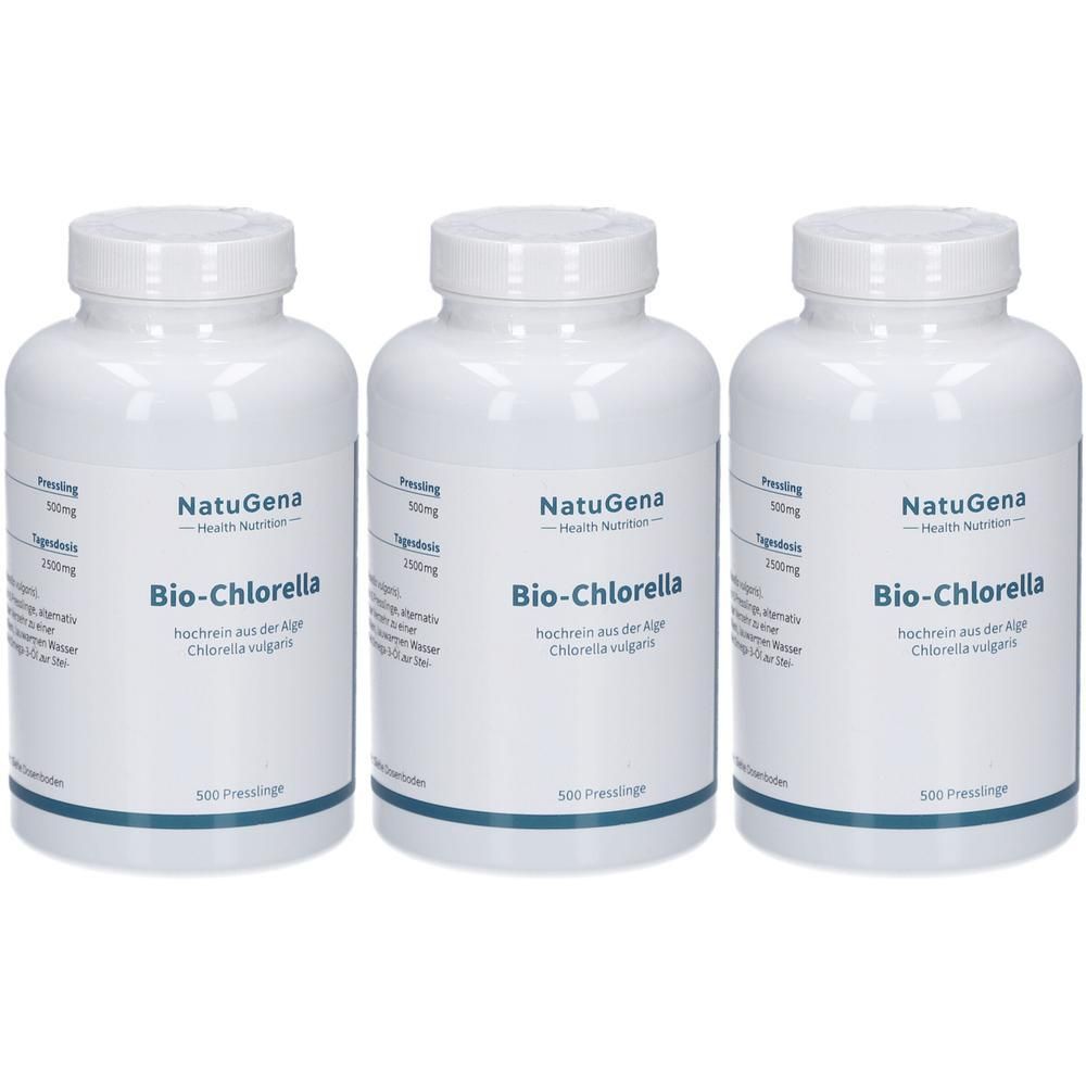 Drei weiße Behälter mit NatuGena Bio-Chlorella Tabletten. Jede Flasche enthält 500 Presslinge.