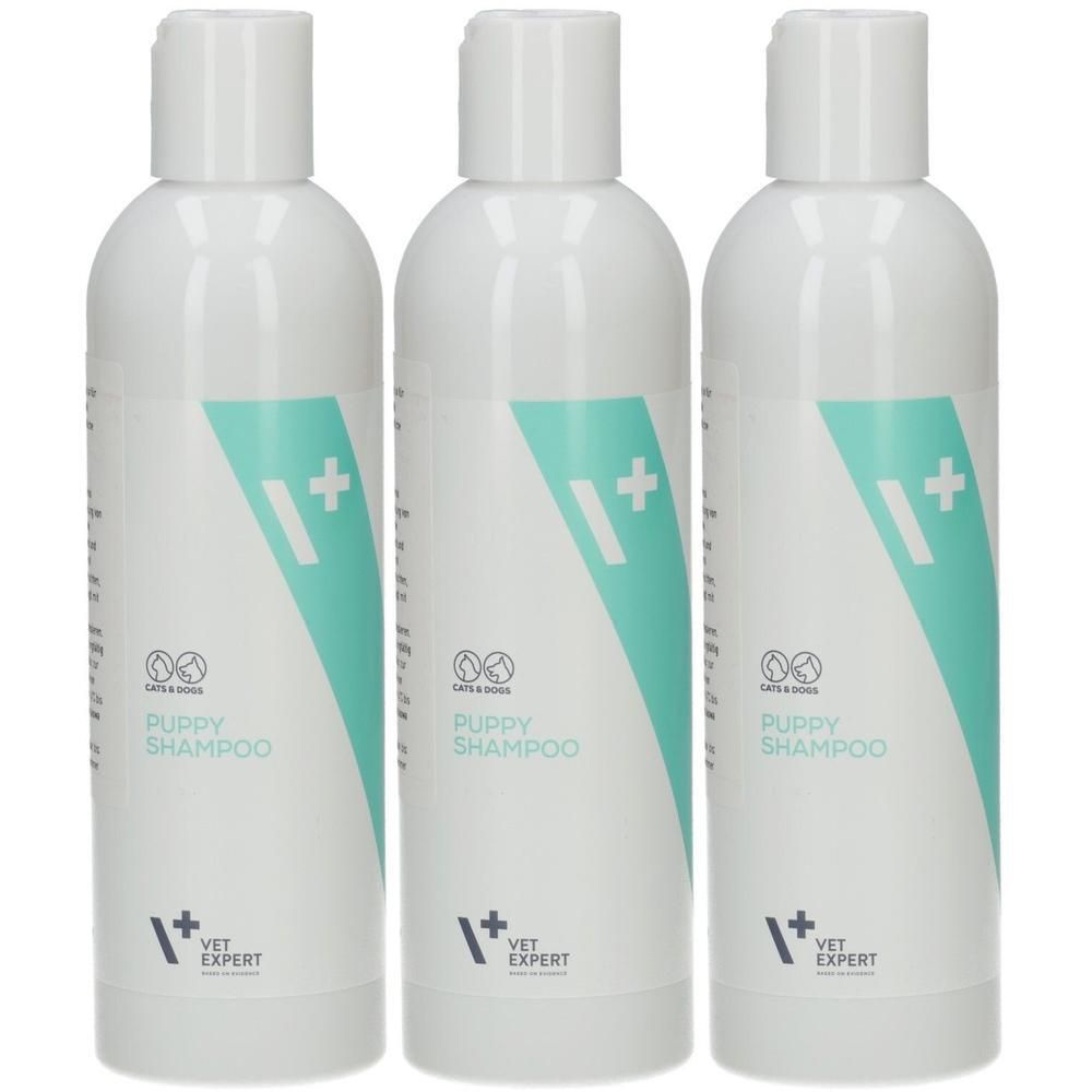 Drei weiße Flaschen mit Welpen-Shampoo, jeweils mit einem grünen diagonalen Streifen und einem Pluszeichen.