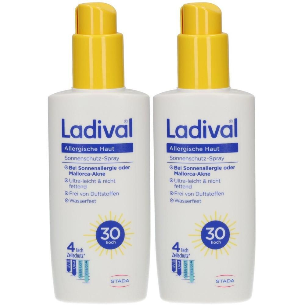 Zwei Flaschen Ladival Sonnenschutz-Spray LSF 30 für allergische Haut. Gelbe Sprühköpfe, weiße Flaschen mit blauen und gelben Etiketten.