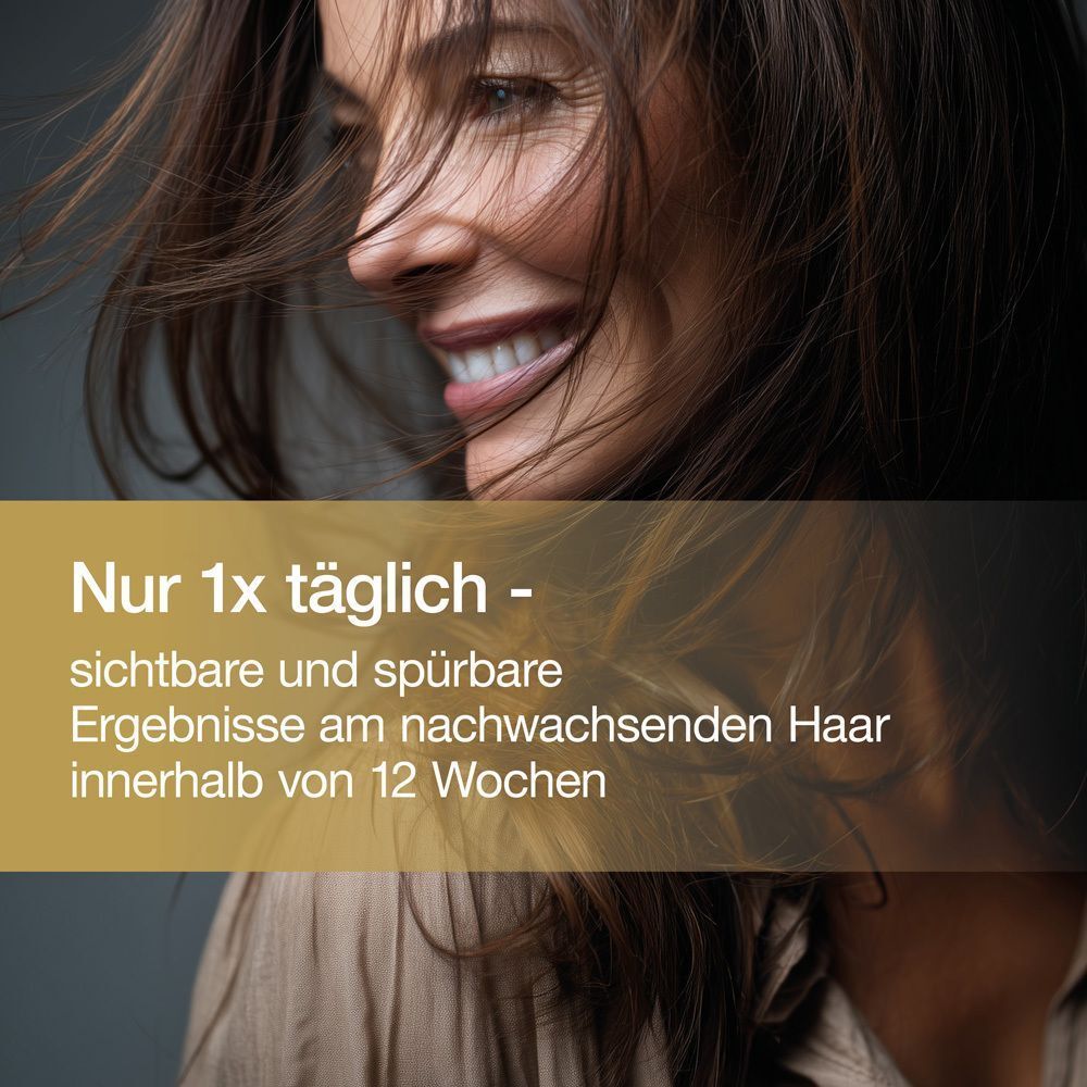 Porträt einer lächelnden Frau mit wehendem Haar, Text: Nur 1x täglich - sichtbare und spürbare Ergebnisse am nachwachsenden Haar innerhalb von 12 Wochen.