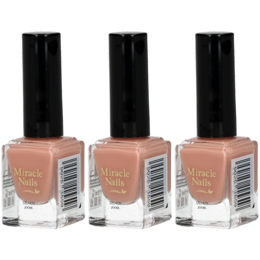 Drei Fläschchen Nagellack in Nude-Farbe mit schwarzen Kappen. Klare Glasflaschen mit Etikett.
