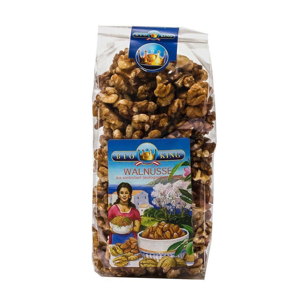 Bio King Walnüsse in transparenter Verpackung. Das Etikett zeigt eine Frau mit einer Schale Nüssen und eine Landschaft.