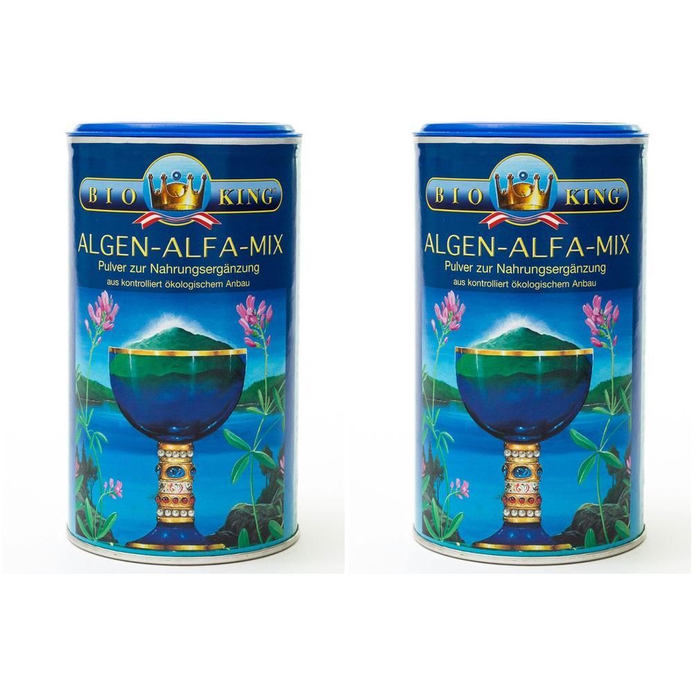 Zwei Dosen BIO KING ALGEN-ALFA-MIX Pulver zur Nahrungsergänzung. Blaue Dosen mit Landschaftsmotiv und goldenem Kelch.