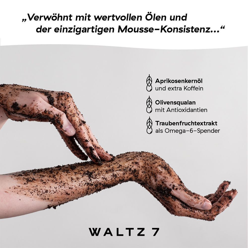 Hände mit WALTZ 7 Kaffeepeeling, zeigt Inhaltsstoffe wie Aprikosenkernöl und Koffein.