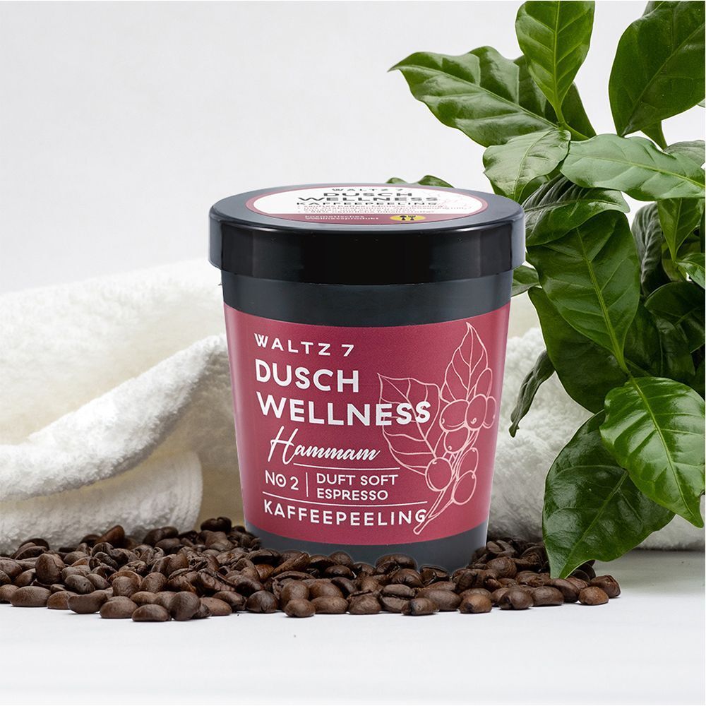 WALTZ 7 Kaffeepeeling neben einem Handtuch und gerösteten Kaffeebohnen.