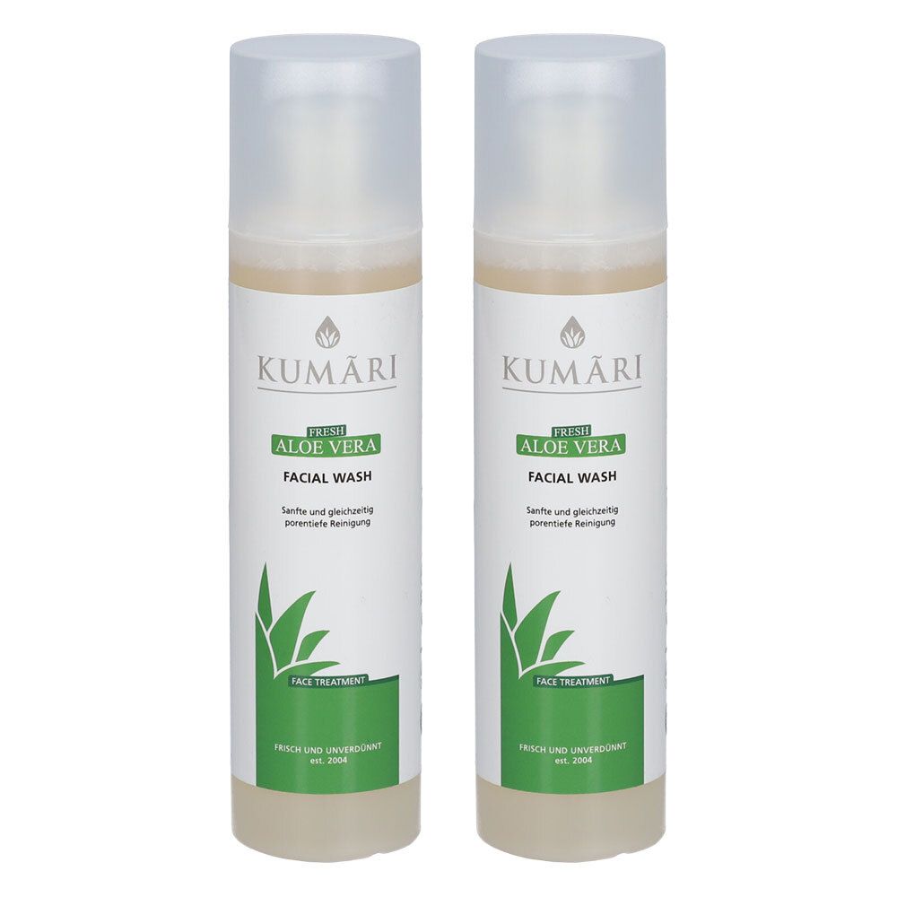 Zwei Flaschen Kumari Aloe Vera Gesichtsreinigung mit Pumpspender. Klare Flüssigkeit mit grünen Blättern.