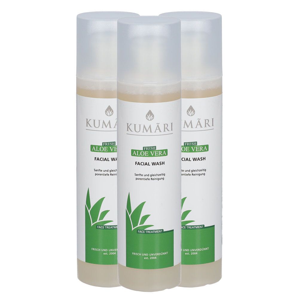 Drei Flaschen KUMARI ALOE VERA FACIAL WASH mit Pumpspendern. Klare Flüssigkeit in den Flaschen.
