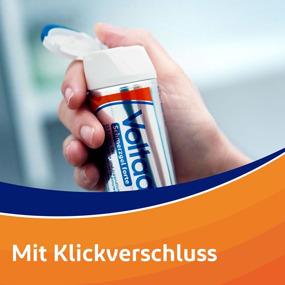 Hand hält eine Tube Voltadol® Forte Schmerzgel mit Klickverschluss.