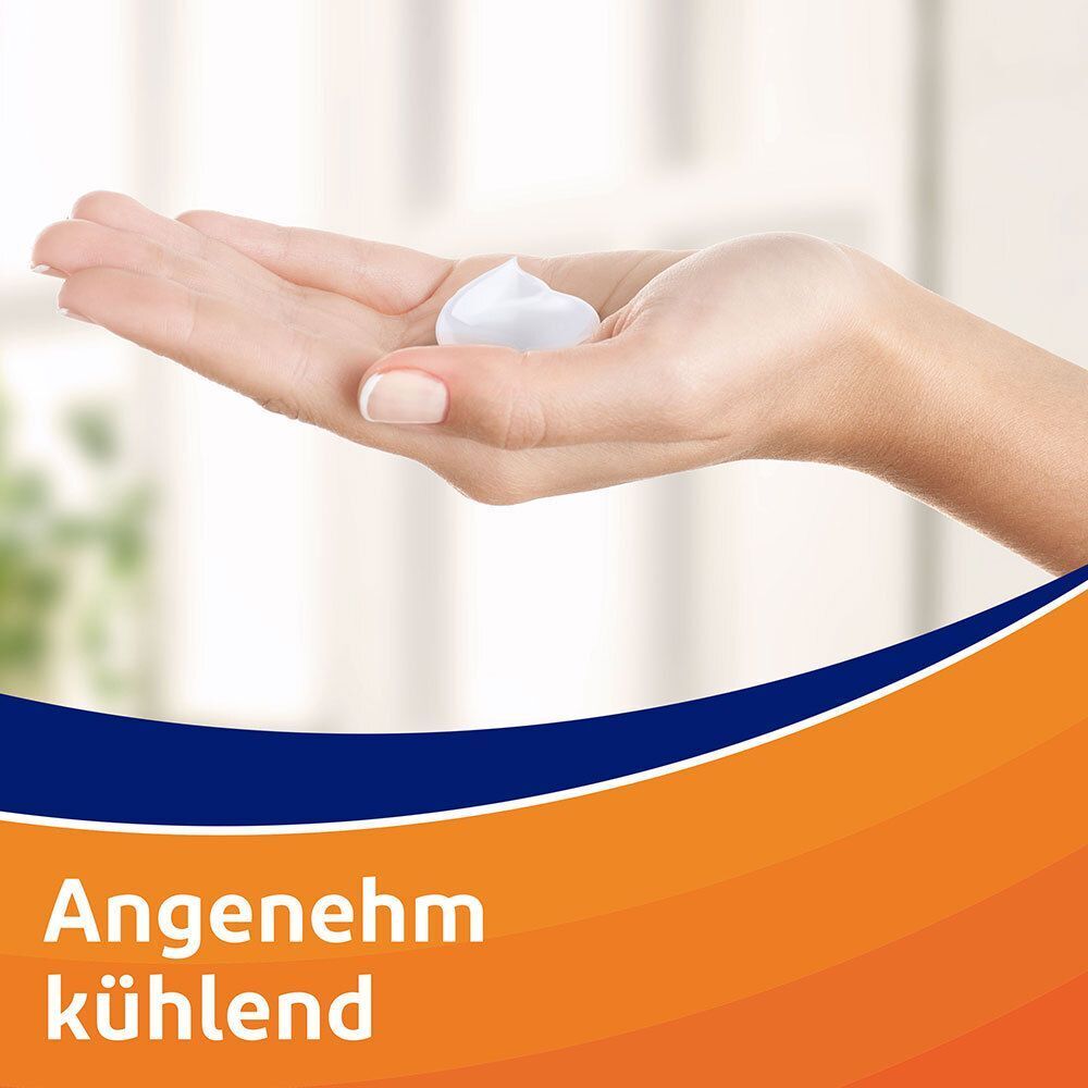 Handfläche mit einer kleinen Menge kühlendem Schaum.