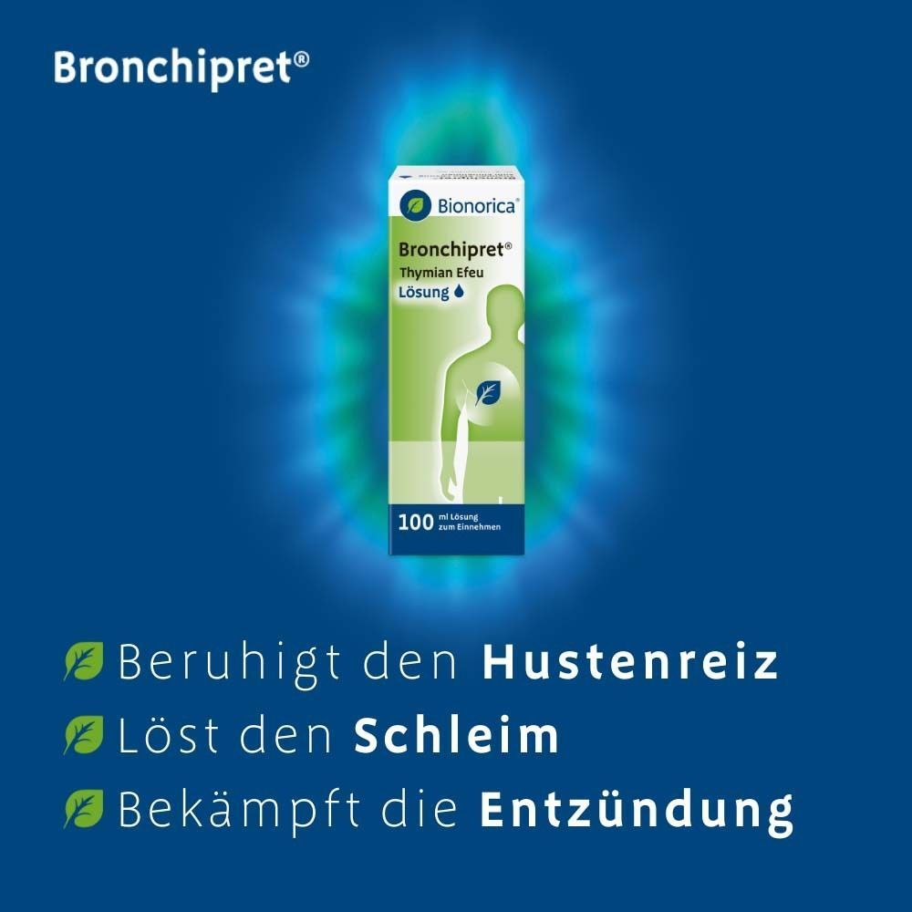 Bronchipret® Lösung Schachtel vor blauem Hintergrund mit leuchtendem Schein. Text: Beruhigt den Hustenreiz, Löst den Schleim, Bekämpft die Entzündung.